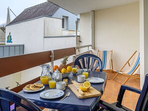 Mesa, Vajilla, Propiedad, Mueble, Comida, Ventana, Edificio, Silla, Plato, Vajilla