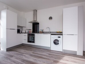 Cabinetry, Countertop, Herd, Haushaltsgerät, Küchengerät, Holz, Küche, Interior Design, Sinken, Zimmerpflanze