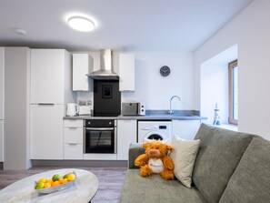 Eigentum, Cabinetry, Couch, Interior Design, Orange, Haushaltsgerät, Flooring, Holz, Fussboden, Wohnzimmer