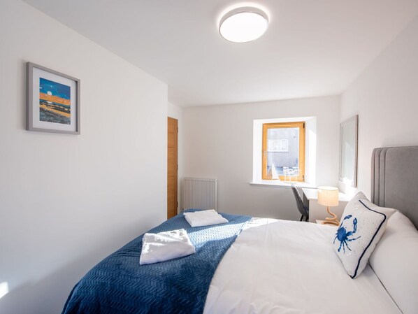 Eigentum, Azurblau, Gebäude, Bilderrahmen, Textil, Komfort, Holz, Interior Design, Farbe, Schatten