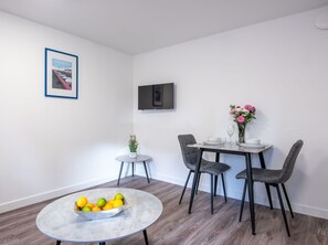 Möbel, Eigentum, Pflanze, Blume, Tabelle, Stuhl, Holz, Bilderrahmen, Interior Design, Farbe