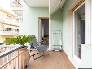 Himmel, Möbel, Wolke, Pflanze, Tabelle, Gebäude, Stuhl, Interior Design, Baum, Urban Design