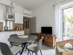 Himmel, Möbel, Wolke, Pflanze, Tabelle, Gebäude, Stuhl, Interior Design, Baum, Urban Design