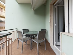 Himmel, Möbel, Wolke, Pflanze, Tabelle, Gebäude, Stuhl, Interior Design, Baum, Urban Design