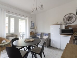 Himmel, Möbel, Wolke, Pflanze, Tabelle, Gebäude, Stuhl, Interior Design, Baum, Urban Design