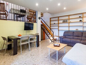 Himmel, Möbel, Wolke, Pflanze, Tabelle, Gebäude, Stuhl, Interior Design, Baum, Urban Design