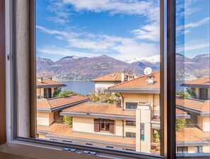 Himmel, Möbel, Wolke, Pflanze, Tabelle, Gebäude, Stuhl, Interior Design, Baum, Urban Design