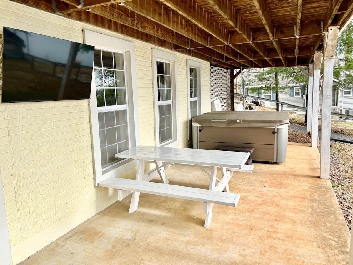 Barefoot Retreat, Private Lakefront w/ Boat, Jetskis, Spa & Fire Pit!