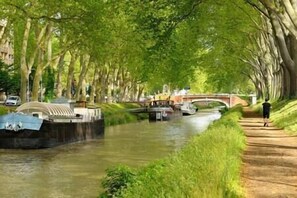 Canal du midi aux pieds de l'immeuble