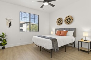 Bedroom - Queen bed