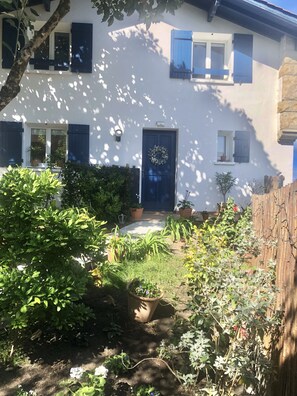 entrée de la maison en rez de chaussée