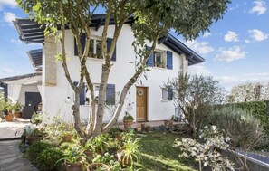 façade de la maison, en rez de chaussée terrasse dans le prolongement à droite