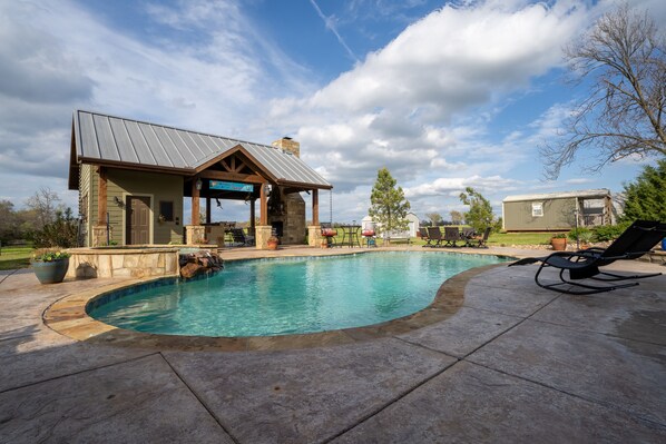 Pool, hot tub, outdoor kitchen