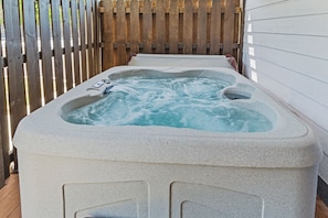 Moonlight Pines' bubbling hot tub