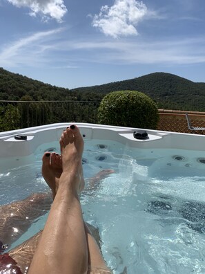 Outdoor spa tub
