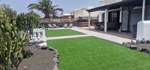 Private garden to relax in, with  ur own sun loungers in the Lanzarote sun.