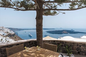 Private balcony with view to the sea and the volcano