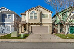 2-Story House | Walk to Restaurants & Shops | 6 Mi to Nevada Museum of Art