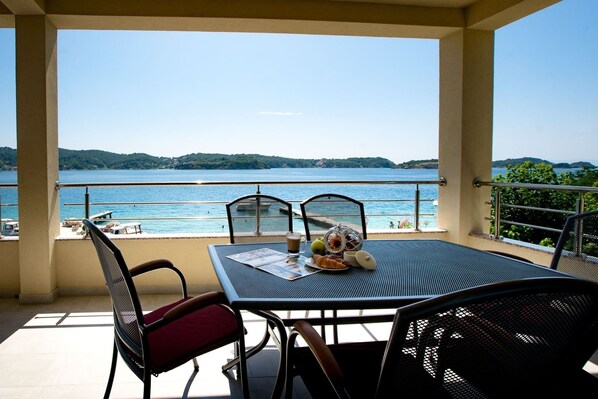 Balcony, Outdoor dining area