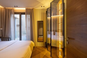 1st bedroom closet