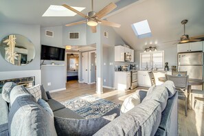 Living Room | Twin Sleeper Sofa | Fireplace | Central Heating & A/C | Free WiFi