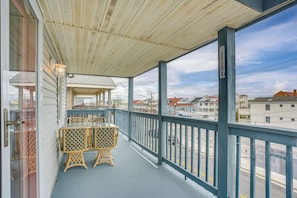Balcony | Outdoor Seating & Dining