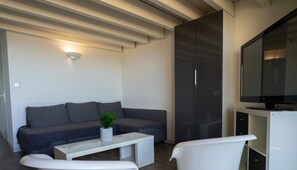 Air-conditioned lounge with TV and WIFI, views of the Mediterranean.