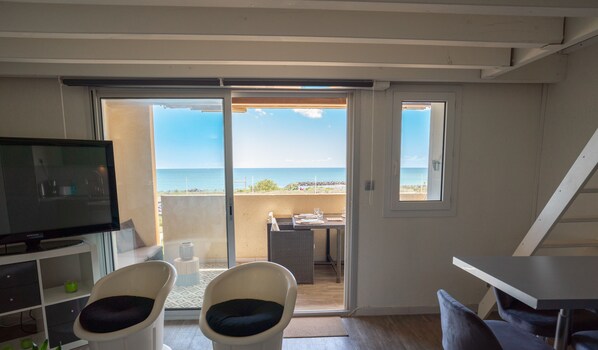 Air-conditioned lounge with TV and WIFI, views of the Mediterranean.