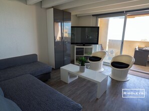 Air-conditioned lounge with TV and WIFI, views of the Mediterranean.