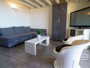 Air-conditioned lounge with TV and WIFI, views of the Mediterranean.