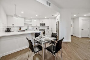 Mission Valley San Diego San Diego 1 Bedroom Dining Room