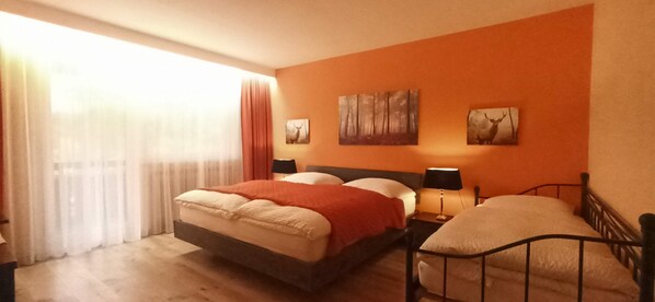 Familienzimmer Classic, Modern mit Balkon, 1 Doppelbett+1 Einzelbett