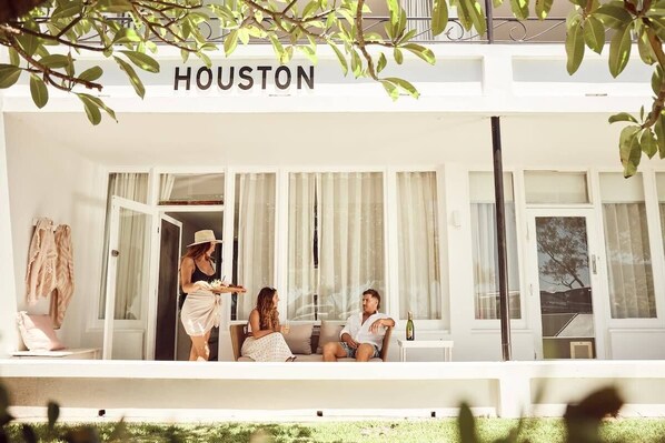Relaxed canapes on Houston apartment 1 terrace