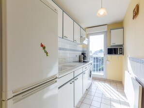 Cabinetry, Eigentum, Countertop, Gebäude, Interior Design, Fenster, Küche, Flooring, Küchengerät, Fussboden