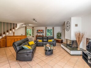 Building, Property, Wood, Interior Design, Table, Computer Desk, House, Window