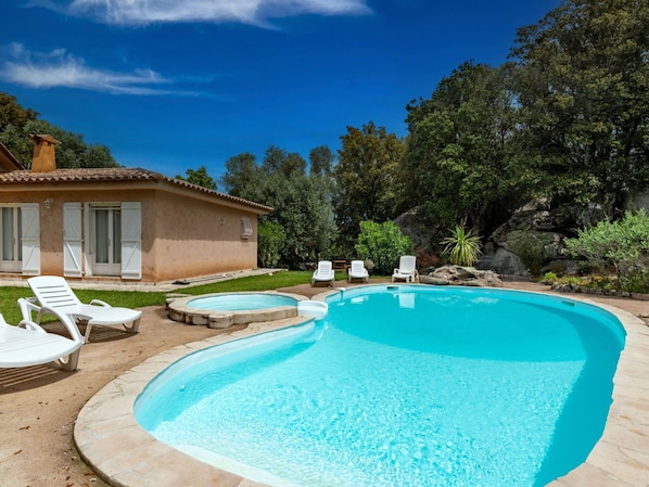 L'Eau, Plante, Ciel, Bleu Azur, Nuage, Piscine, Bâtiment, Arbre, Fenêtre, Herbe