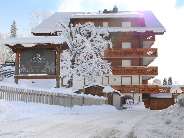 Sky, Snow, Property, Building, Cloud, Window, Tree, Neighbourhood, Freezing, Residential Area