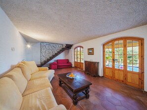 Wood, Lighting, Interior Design, Flooring, Floor, Living Room, Real Estate, Hardwood, Table, Beam