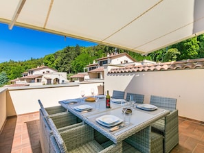 Chair, Shade, Balcony, Kitchen & Dining Room Table, Outdoor Furniture, Eco Hotel, Awning, Houseplant, Outdoor Table, Restaurant