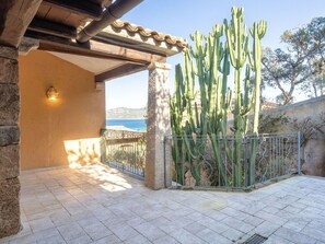 Wall, Composite Material, Flowerpot, Balcony, Shade, Houseplant, Concrete, Estate, Flagstone
