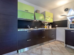 Kitchen, Kitchen Appliance, Major Appliance, Countertop, Cabinetry, Interior Design, Flooring, Kitchen Stove, Furniture, Stove