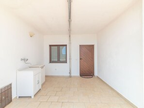 Gebäude, Cabinetry, Holz, Schublade, Badezimmerschrank, Interior Design, Zapfhahn, Armatur, Fenster, Countertop