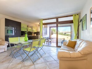Möbel, Interior Design, Flooring, Fussboden, Decke, Zimmer, Tabelle, Couch, Stuhl, Wohnzimmer