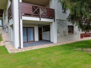 Nieve, Cielo, Montaña, Ventana, Nube, Edificio, Casa, Pendiente, Árbol, Cabaña