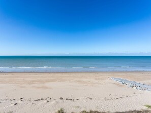 Water, Sky, Water Resources, Cloud, Ecoregion, Blue, Plant, Natural Landscape, Beach