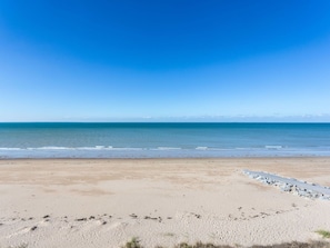 Water, Sky, Water Resources, Cloud, Ecoregion, Blue, Plant, Natural Landscape, Beach