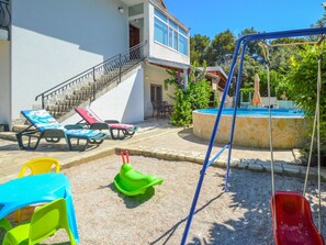 Propriété, Bleu Azur, Ombre, Mobilier De Jardin, Plante, Herbe, Ciel, Loisir, Bâtiment, Immobilier