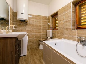 Bathtub, Plumbing Fixture, Tap, Property, Bathroom Cabinet, Building, Wood, Bathroom, Interior Design