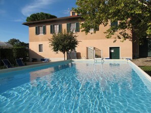 L'Eau, Plante, Propriété, Ciel, Bâtiment, Piscine, Bleu Azur, Nuage, Arbre, Fenêtre