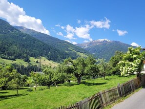 Wolke, Himmel, Pflanze, Berg, Ökoregion, Grün, Natürliche Landschaft, Natürlichen Umgebung, Zaun, Baum
